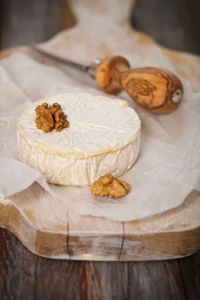 Сырное блюдо с орехами и джемом — стоковое фото