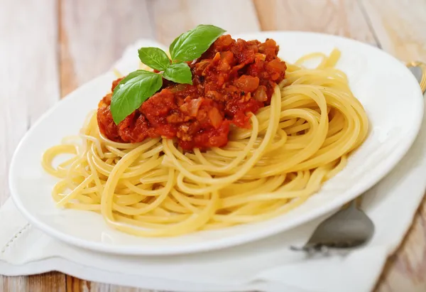 白いプレート上のスパゲッティボロネーゼ — ストック写真