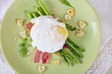 haşlanmış yumurta ile yeşil kuşkonmaz salatası