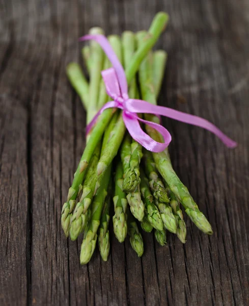 Bunch of fresh green asparagus spears tied with ribbon — Stock Photo, Image
