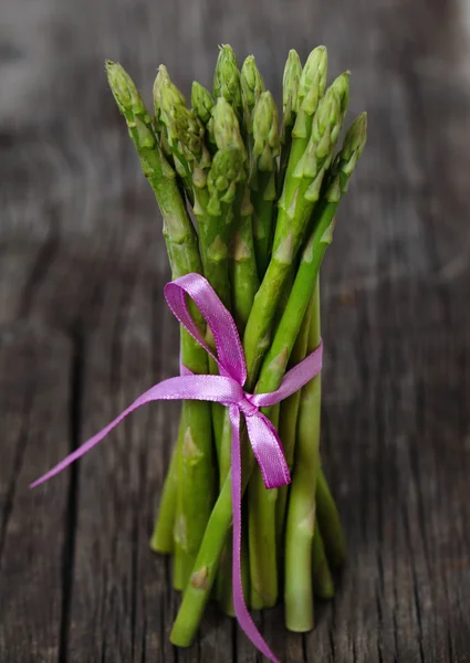 Branco di lance di asparagi verdi freschi — Foto Stock
