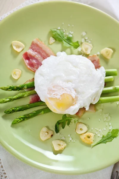 Salade met groene asperges met gepocheerde ei — Stockfoto