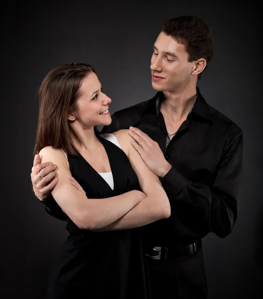 Портрет молодой счастливой пары — стоковое фото