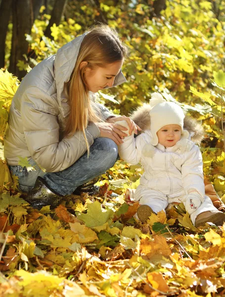 Мати з маленькою донькою в осінньому парку — стокове фото