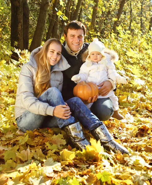 Familj med två döttrar i höst skog — Stockfoto