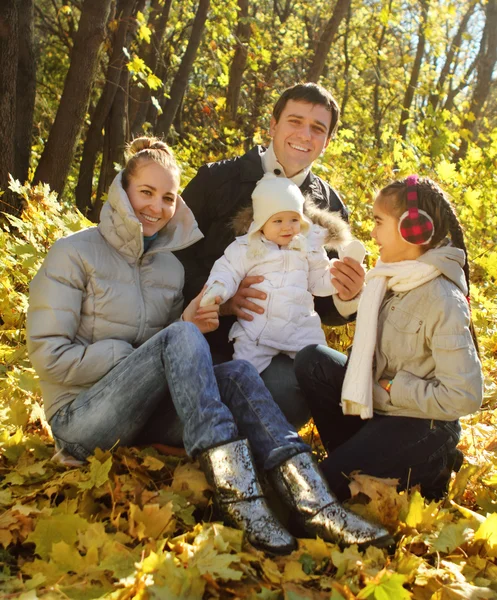 Οικογένεια με δύο κόρες στο φθινόπωρο δάσος — Φωτογραφία Αρχείου