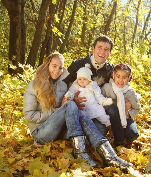 秋の森の 2 人の娘と家族 — ストック写真