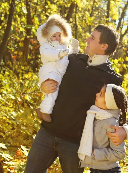 Père avec deux filles dans le parc d'automne — Photo