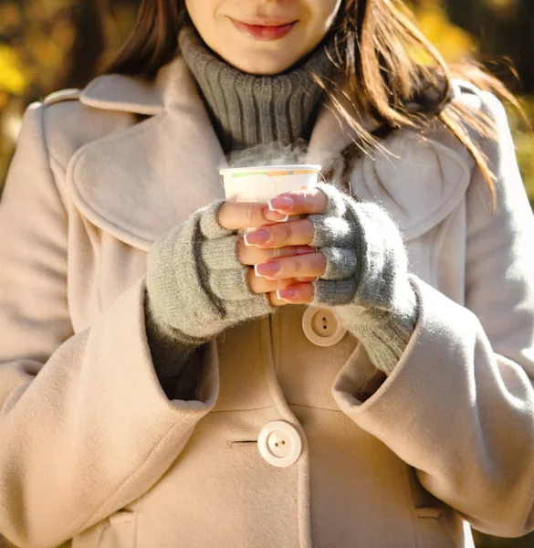 Felice donna bruna bere caffè all'aperto — Foto Stock