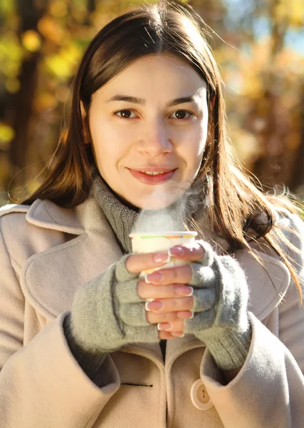 Szczęśliwa kobieta brunetka picia kawy na zewnątrz — Zdjęcie stockowe