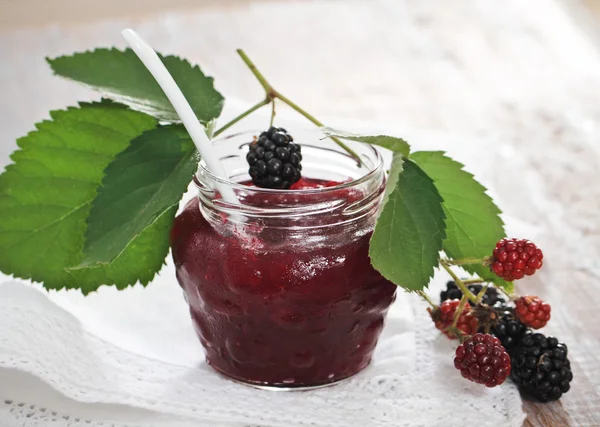 Blackberry jam and fresh blackberries — Stock Photo, Image