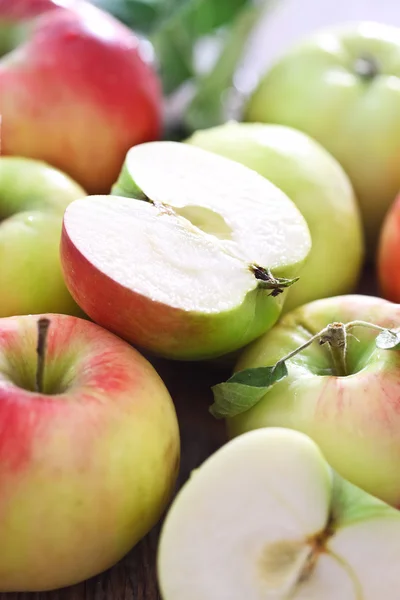 Röda och gröna äpplen med blad — Stockfoto