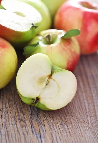 Červená a zelená jablka s listy — Stock fotografie
