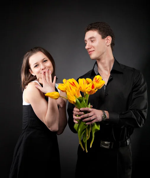 Genç komik bir çift çiçekler âşık portresi — Stok fotoğraf