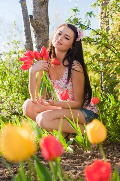 Gyönyörű lány, virágok, kert — Stock Fotó