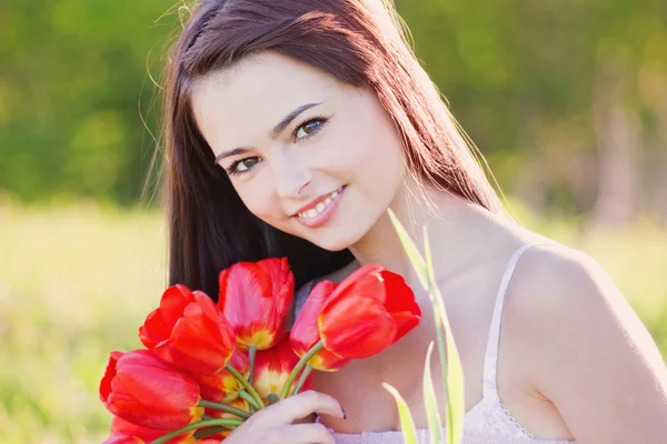 Hermosa chica con flores — Foto de Stock