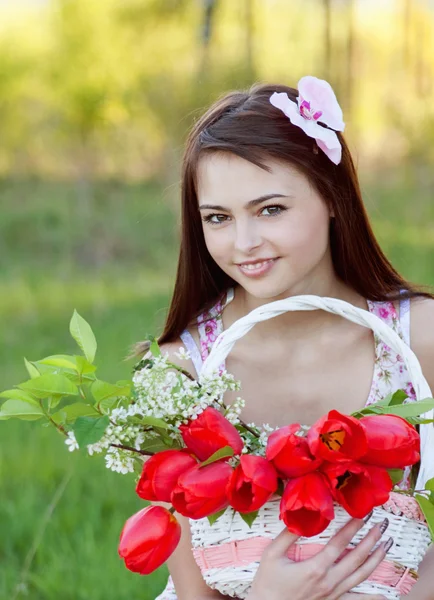 Mooi meisje met tulpen buiten — Stockfoto