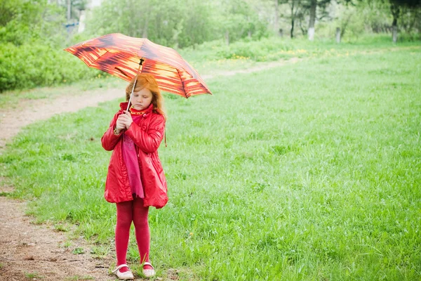 Маленькая девочка с зонтиком на открытом воздухе — стоковое фото