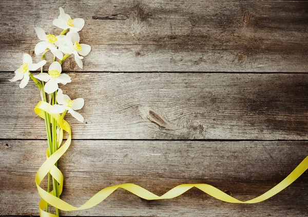 Flori de primăvară pe fundal din lemn — Fotografie, imagine de stoc