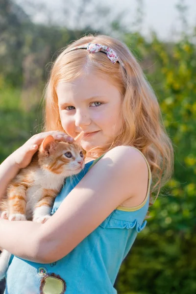 Niña con gato al aire libre — Foto de Stock