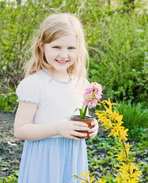 Mooi meisje in tuin — Stockfoto