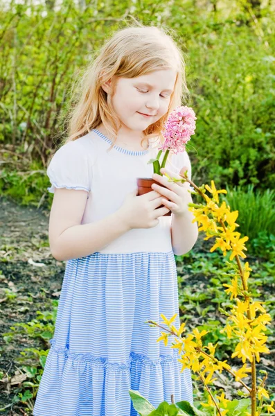 Beautiful girl in garden — Stock Photo, Image