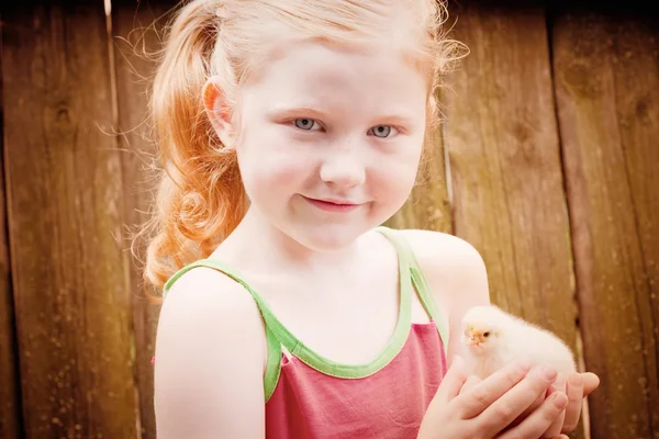 Vacker flicka med lilla kyckling — Stockfoto