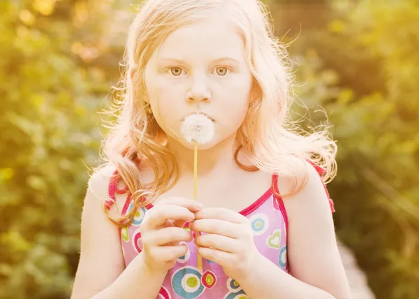 Menina com dente de leão ao ar livre — Fotografia de Stock