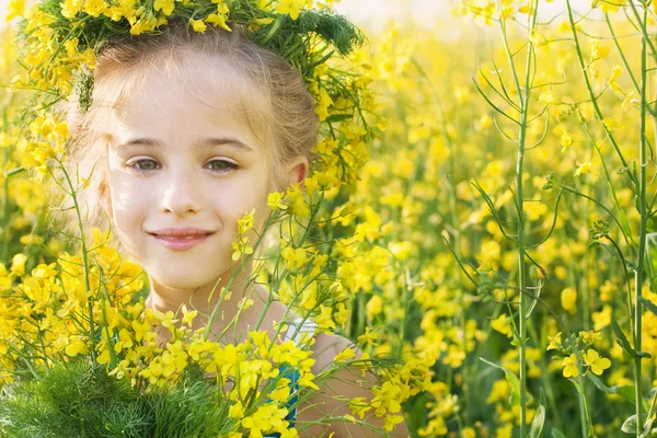 Uśmiech dziewczyny w pole rzepaku — Zdjęcie stockowe