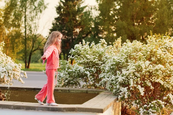 Посмішка дівчина йде на фонтан — стокове фото