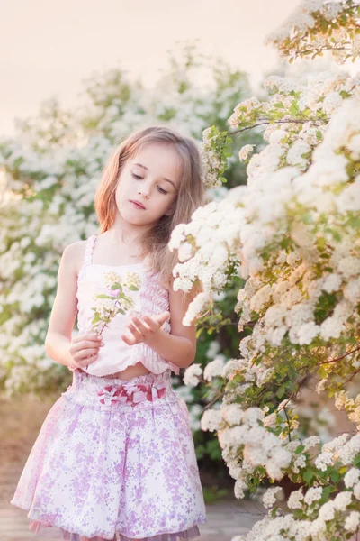 Gyönyörű lány a tavaszi kertben — Stock Fotó