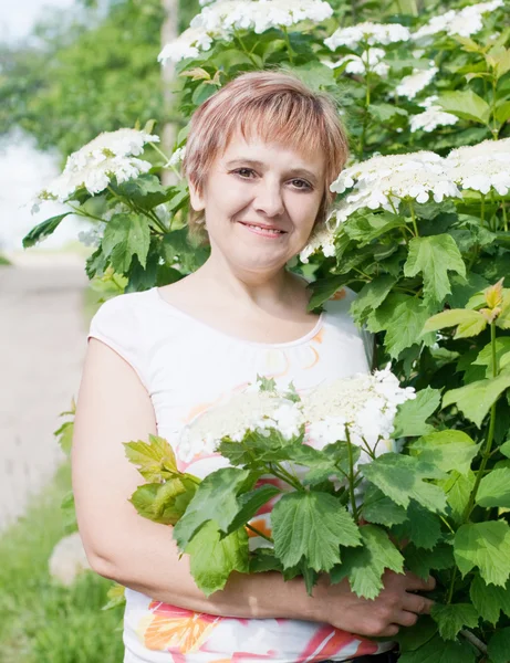 정원에 있는 여자 — 스톡 사진