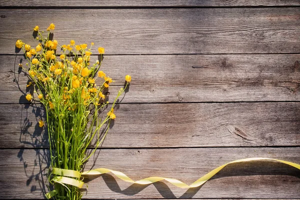 Жовті квіти на дерев'яному фоні — стокове фото