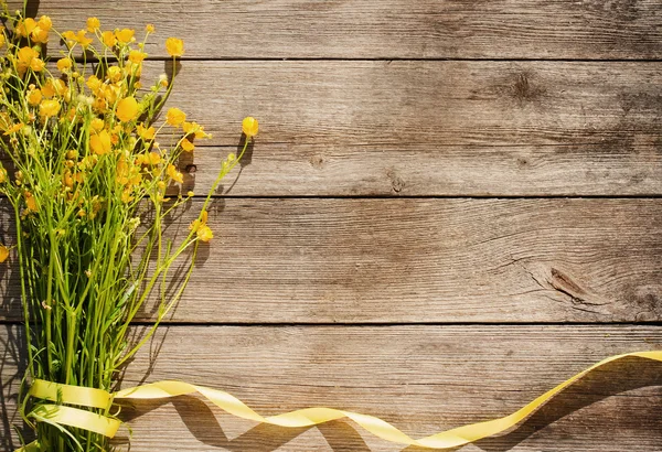 Žluté květy na dřevěném pozadí — Stock fotografie