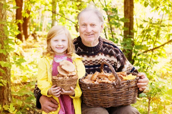 Пожилые мужчины и маленькая девочка в лесу — стоковое фото