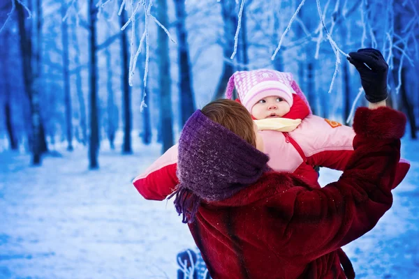 Matka a dcera v zimním parku — Stock fotografie