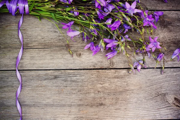 Flor de sino no fundo de madeira — Fotografia de Stock