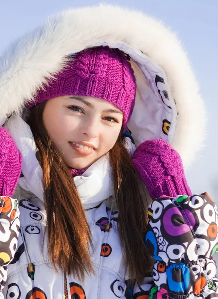 Открытый зимний портрет красивой улыбающейся молодой девушки — стоковое фото