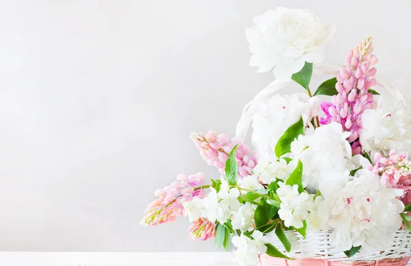 Bellissimo bouquet su sfondo bianco — Foto Stock