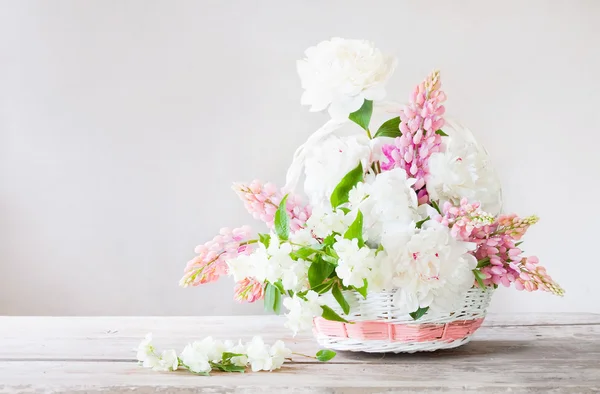 Beau bouquet sur fond blanc — Photo