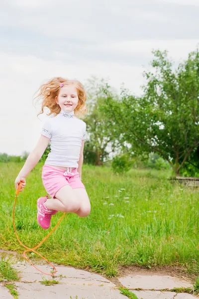 Meisje springen over een springtouw — Stockfoto