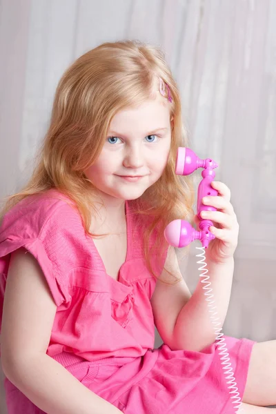 Κορίτσι χαμόγελο με εσωτερικό τηλέφωνο — Φωτογραφία Αρχείου