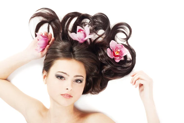 Isolerade flicka med blomsterarrangemang på håret — Stockfoto