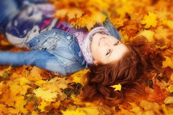 Belle fille dans le parc d'automne — Photo