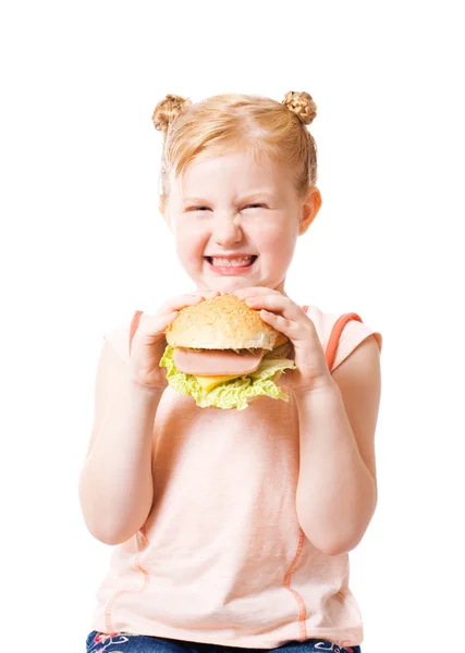 Недовольная девушка с гамбургером — стоковое фото