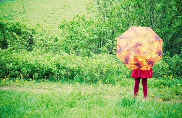Dziewczynka z zewnątrz parasol — Zdjęcie stockowe