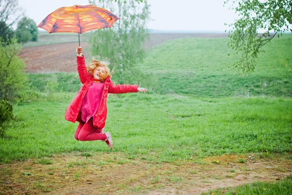 Щаслива дівчина стрибає на відкритому повітрі — стокове фото
