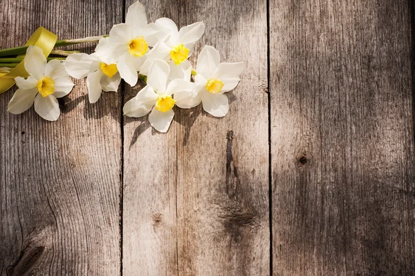 Wiosenne kwiaty na drewnianym tle — Zdjęcie stockowe