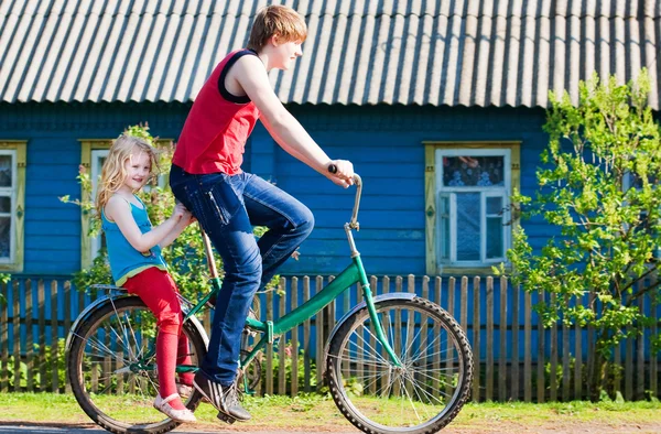 Crianças com suas bicicletas — Fotografia de Stock