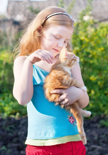 Κοριτσάκι με υπαίθρια γάτα — Φωτογραφία Αρχείου
